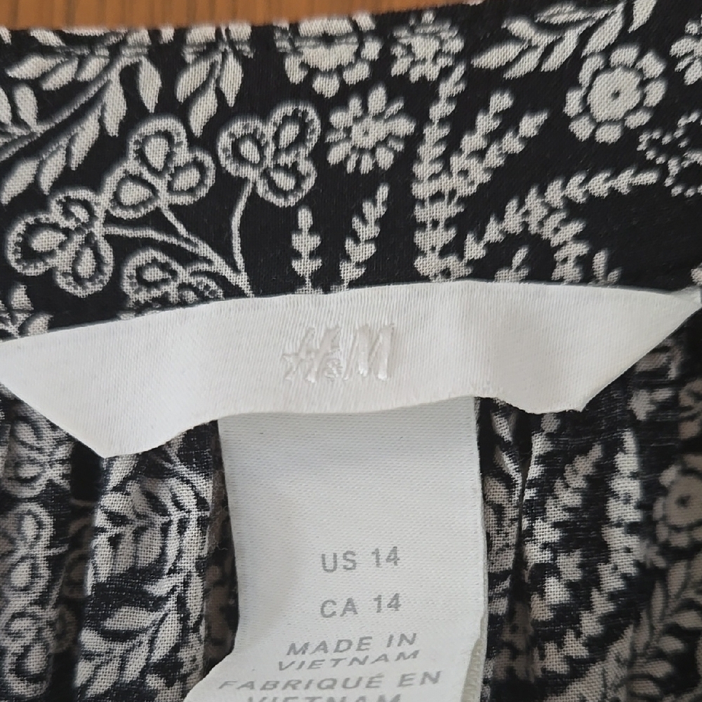 H&M, Black and White Patterned Women's Top - Picture 2 of 3